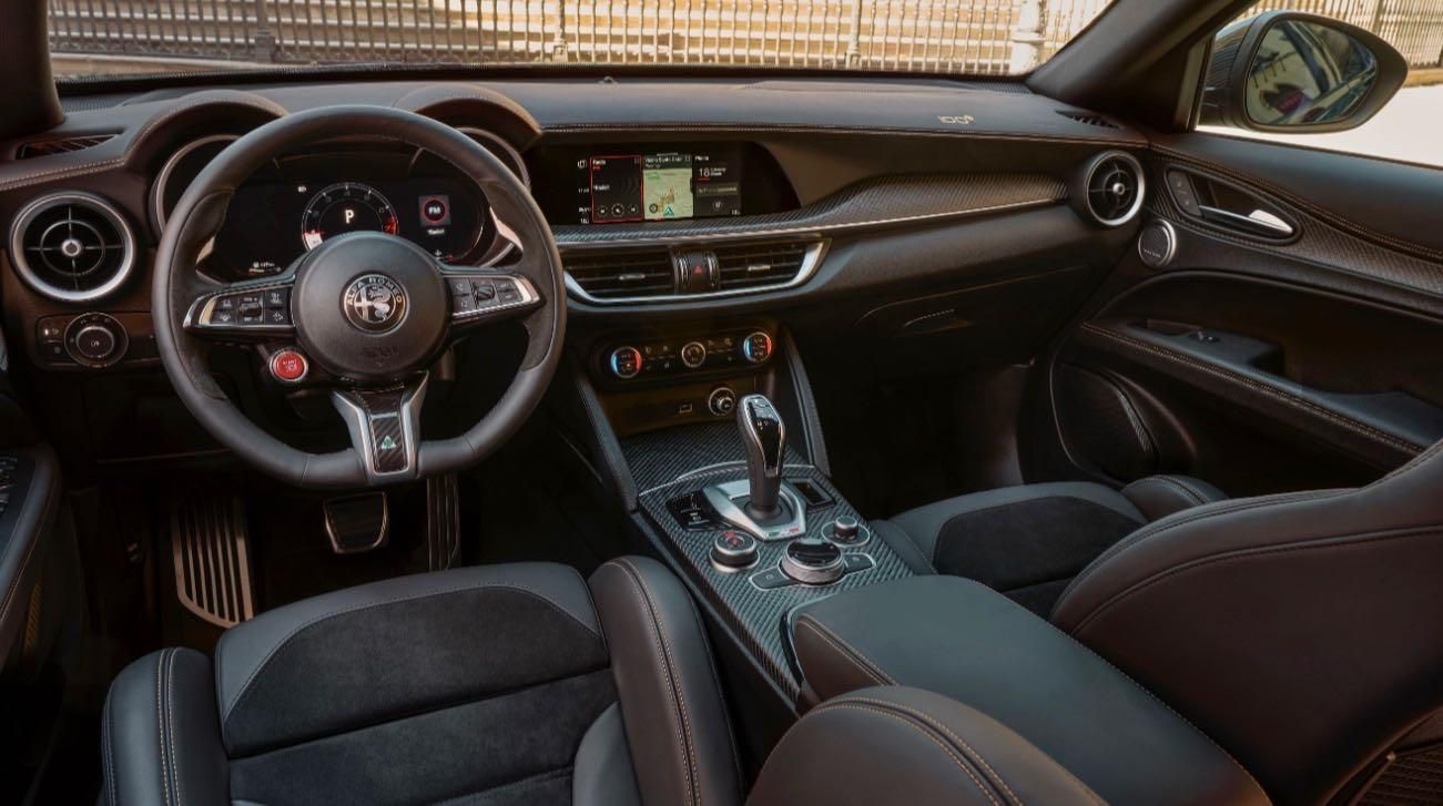 Alfa Romeo Nuova Stelvio Quadrifoglio 100° Anniversario interno