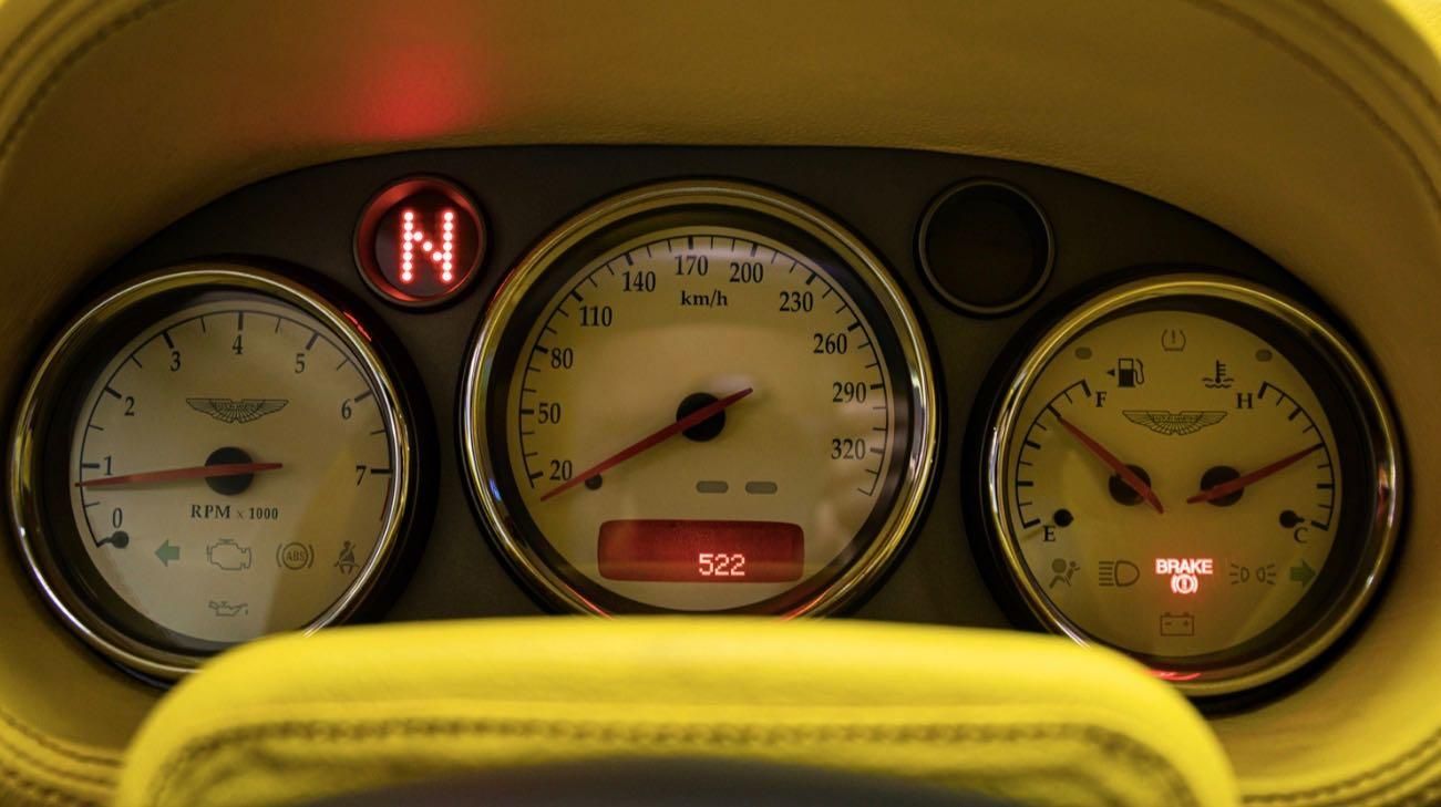 Aston Martin V12 Vanquish S Limited Edition strimentazione