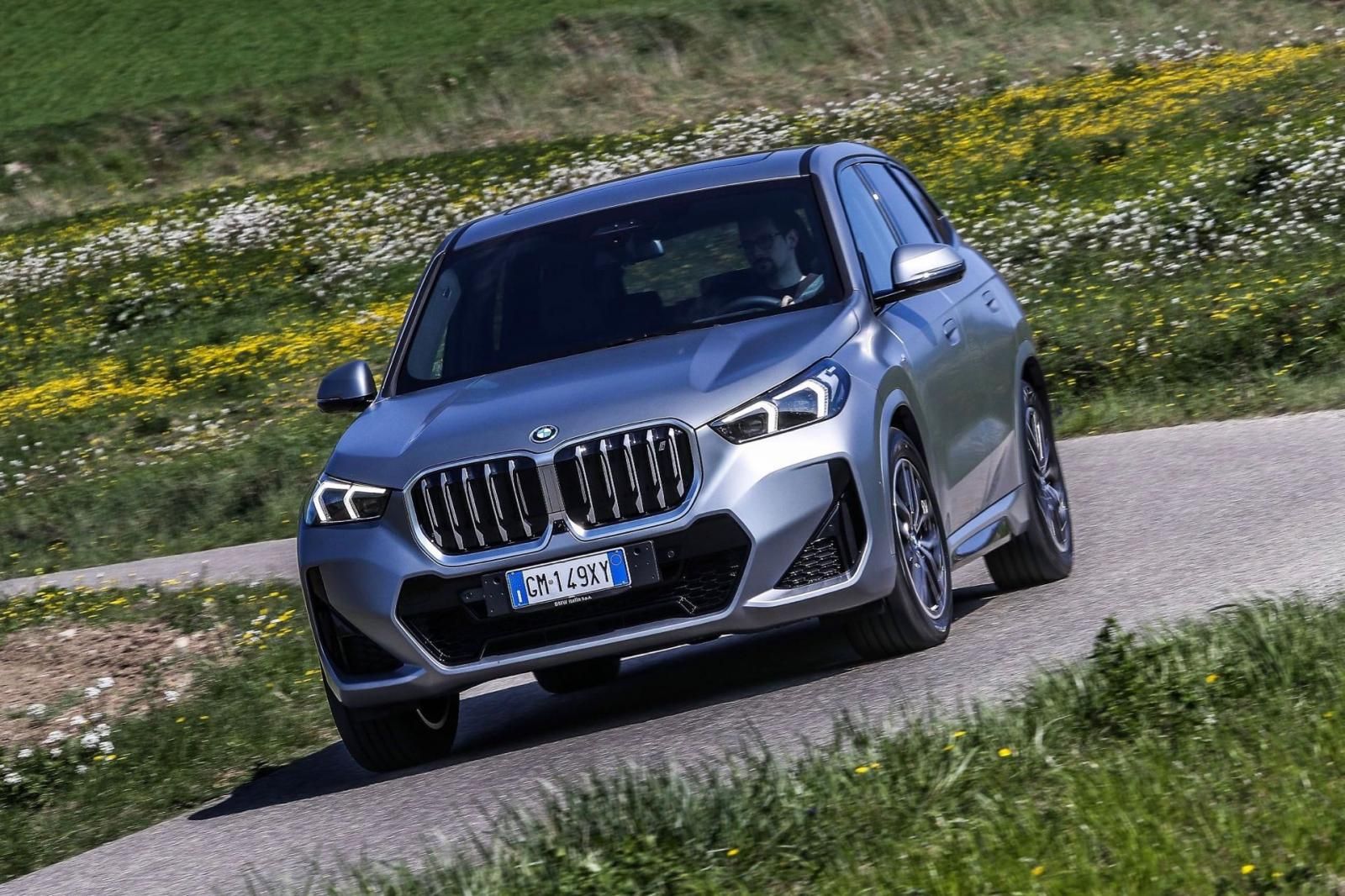 BMW iX1 tre quarti anteriore movimento