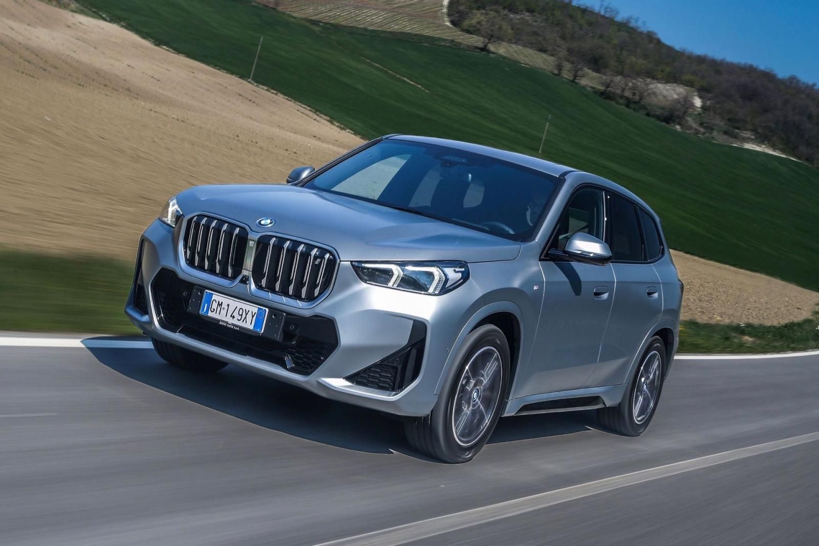BMW iX1 in campagna
