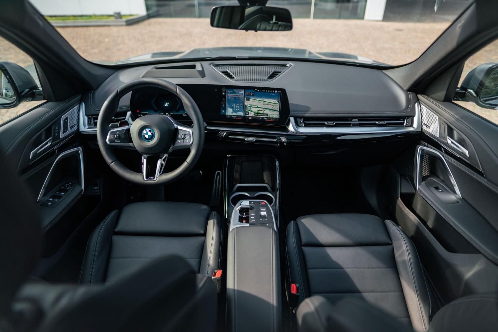 BMW iX1 plancia da lontano
