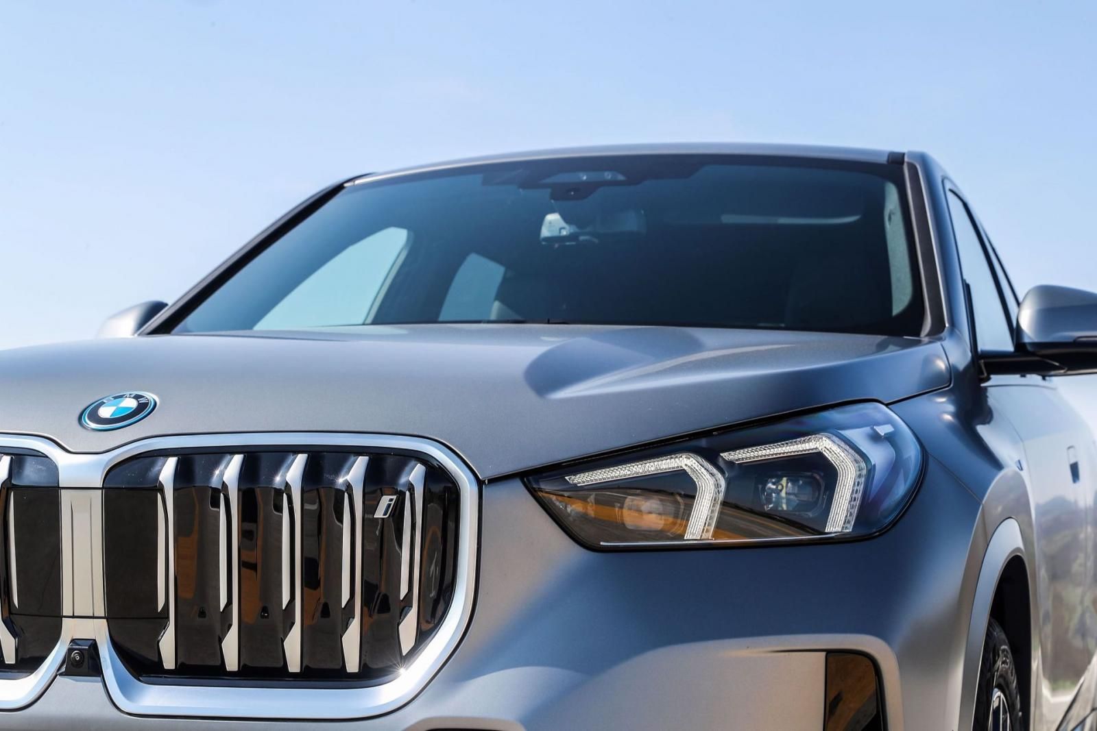 BMW iX1 anteriore