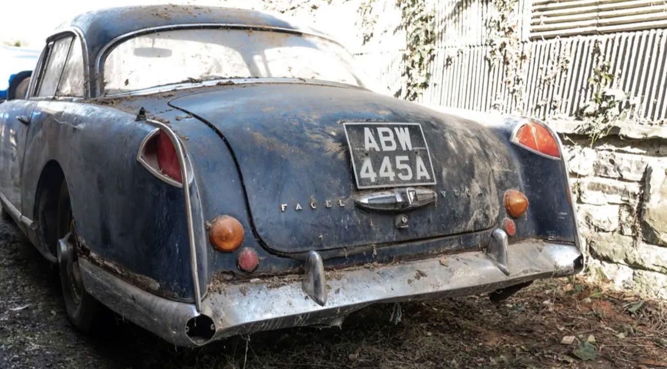 Facel Vega HK500 barn find ritrovata in Galles impolverata
