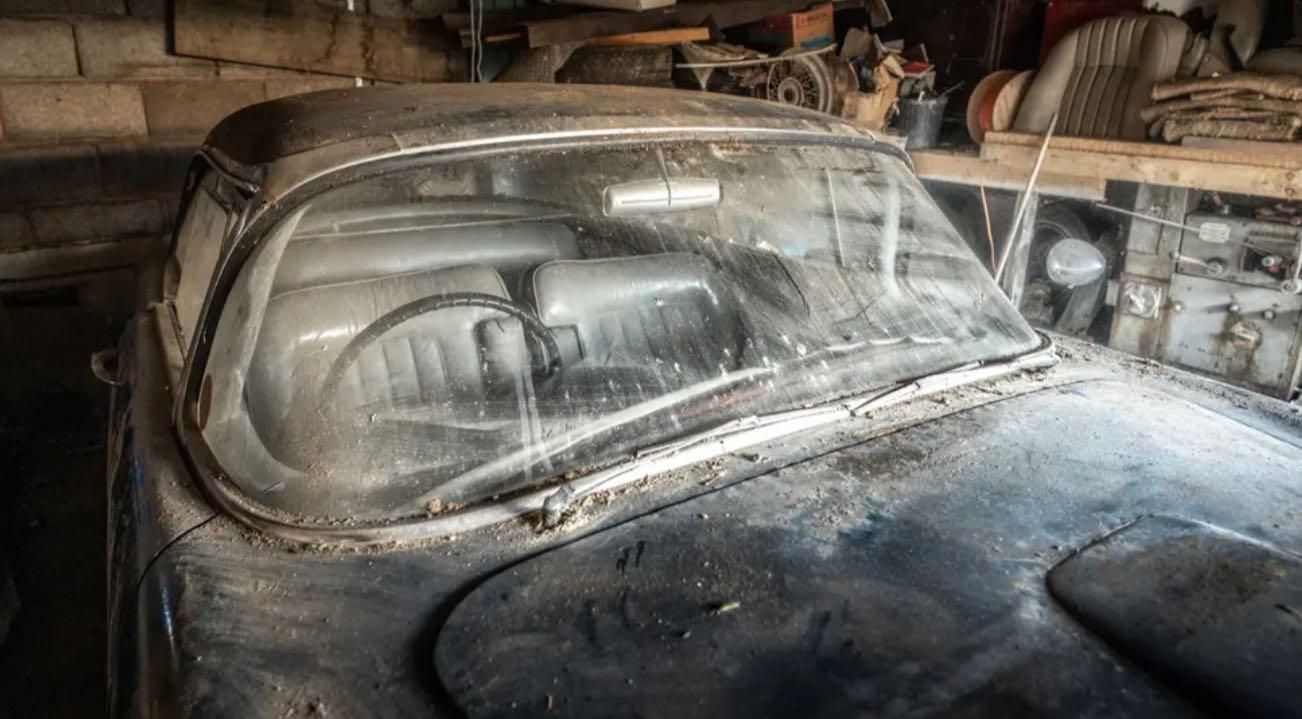 Facel Vega HK500 barn find ritrovata in Galles impolverata