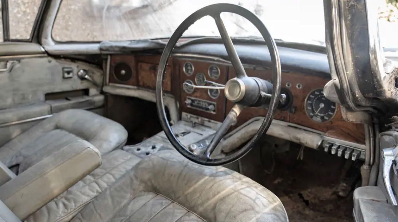 Facel Vega HK500 barn find ritrovata in Galles impolverata interno