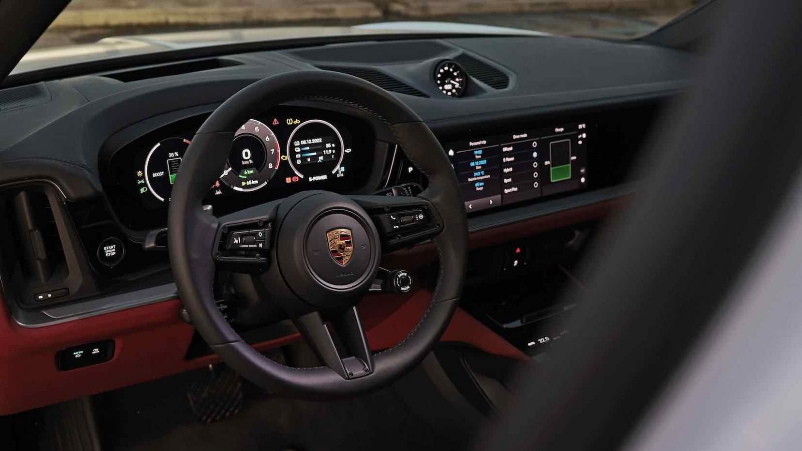 Porsche Cayenne 2023, volante e strumentazione