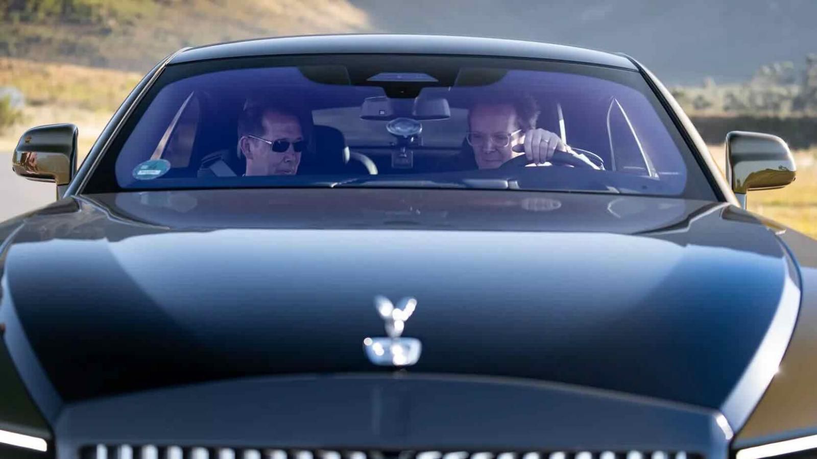 Rolls Royce Spectre, in primo piano Lo Spirit of Ecstasy più inclinato