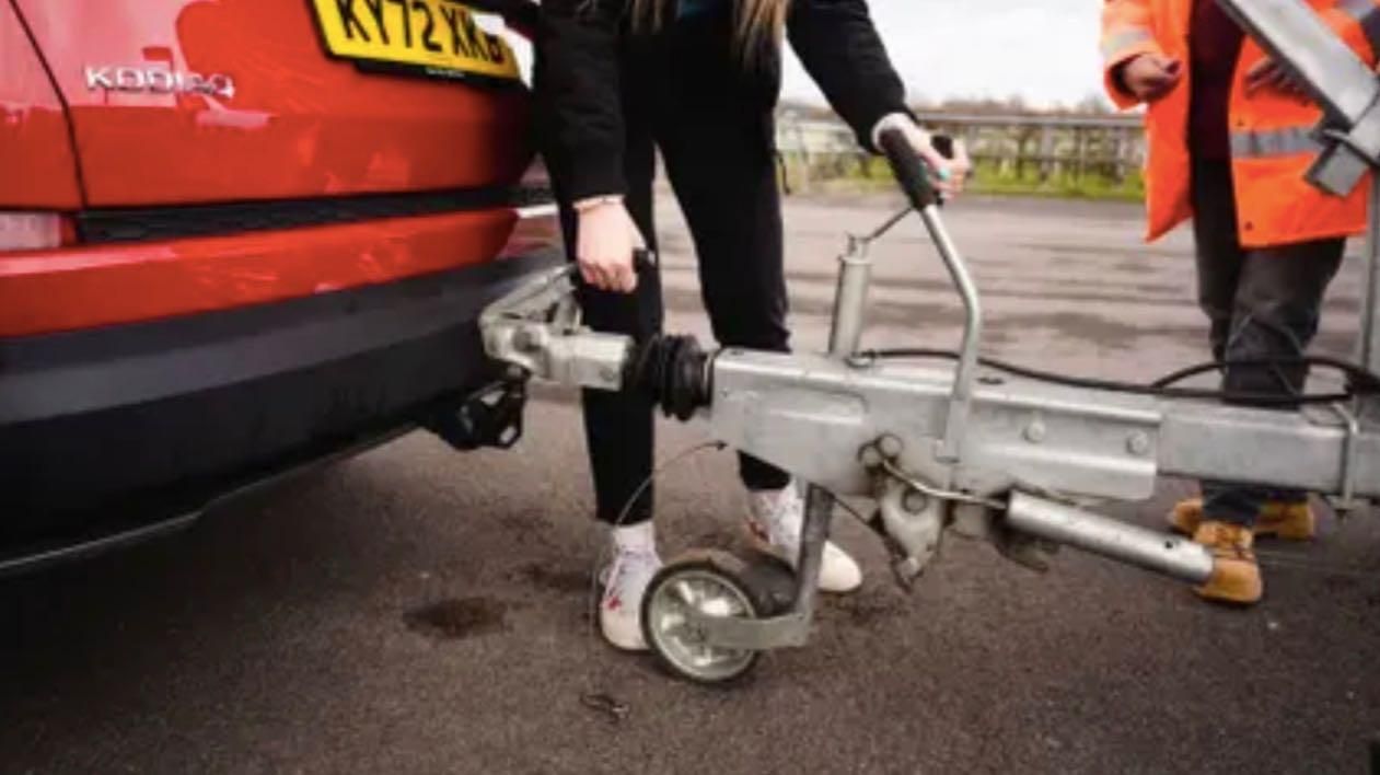 Auto con gancio di traino e carrello