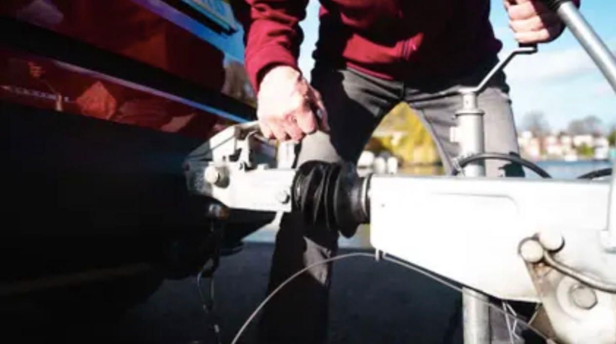 Manovra di aggancio carrello auto