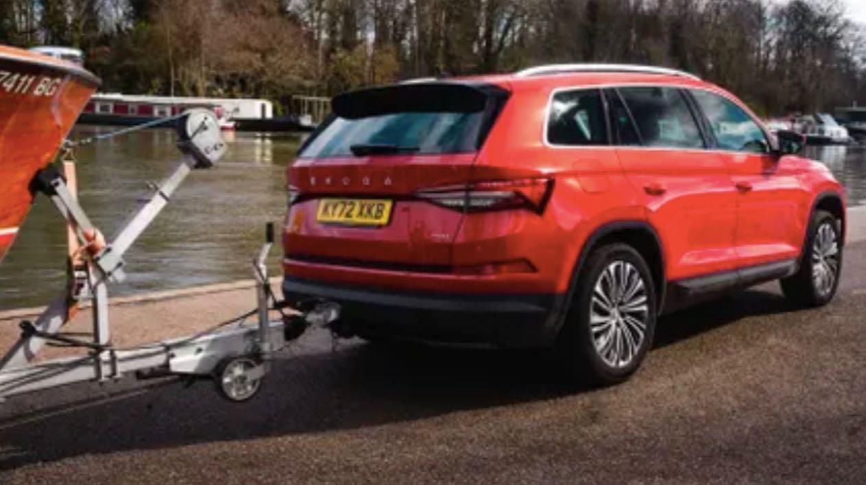 Auto con carrello agganciato