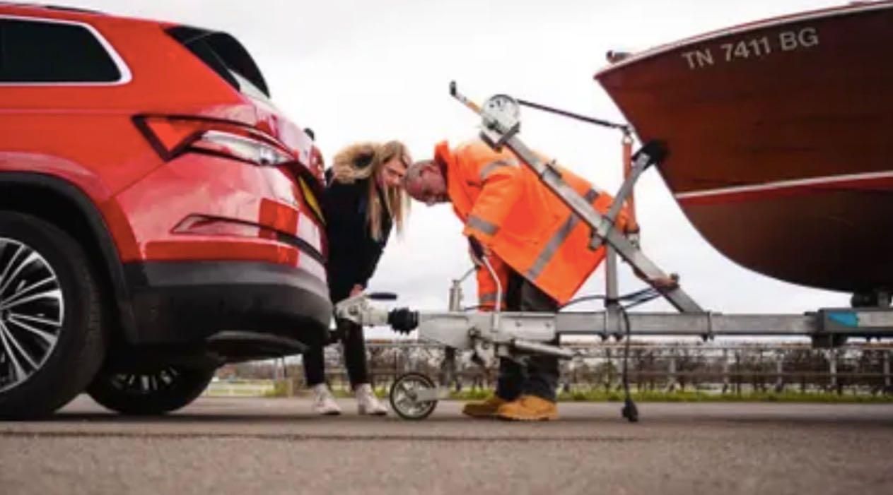 Auto con motoscafo su un carrello