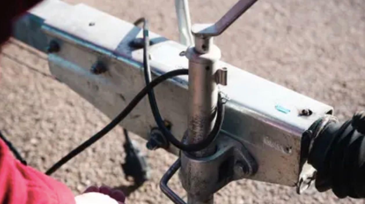 Collegamento cavo elettrico carrello traino