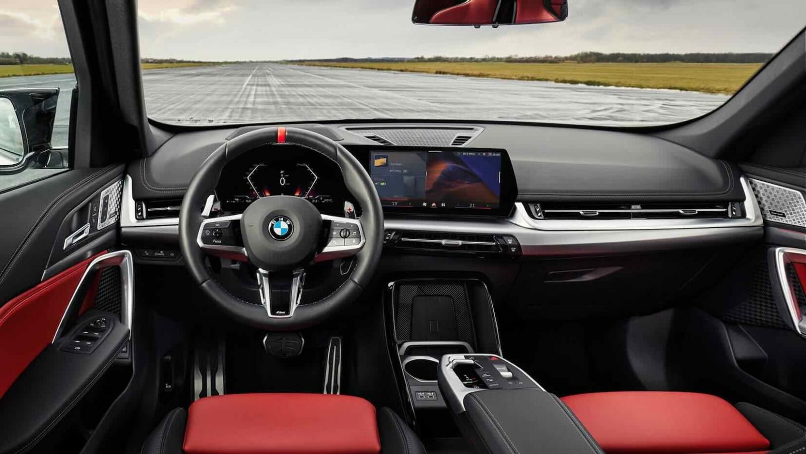 Nuova BMW X1 M35i xDrive, plancia e comandi