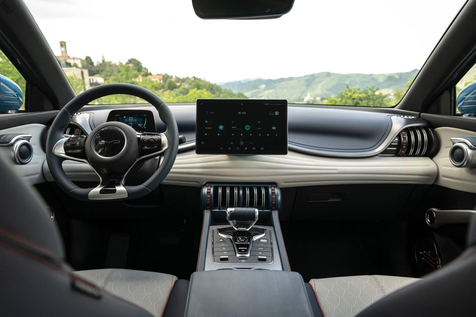 BYD Atto 3 blu plancia