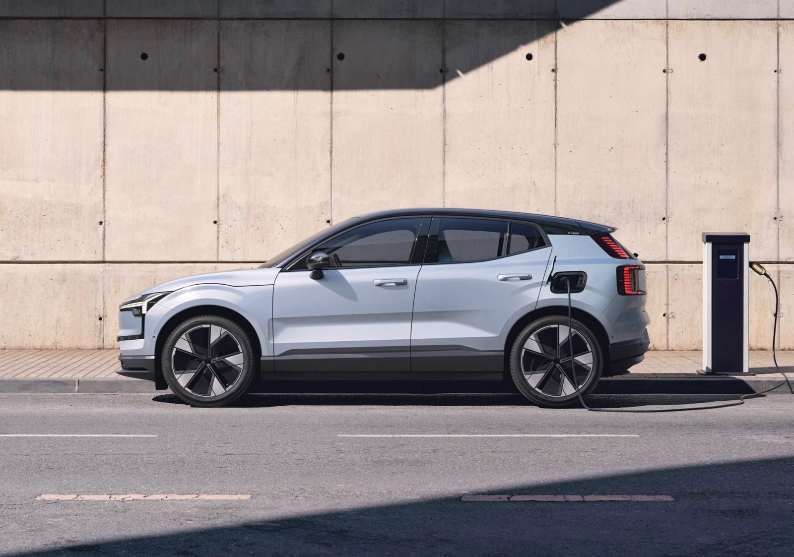 Volvo EX30  in carica alla colonnina