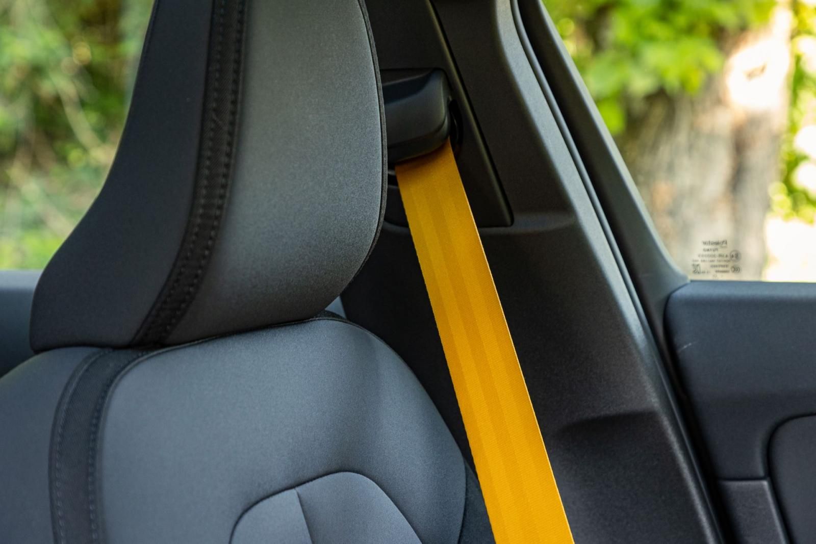 Polestar 2 prova TopGear sedile e cintura di sicurazza
