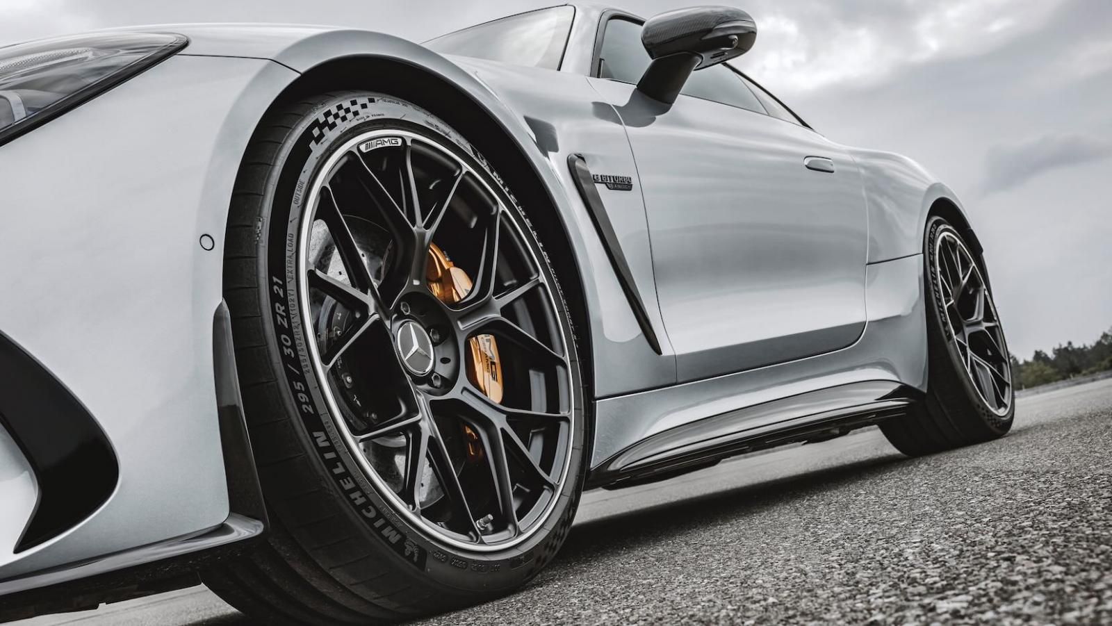 Nuova Mercedes-AMG GT, cerchi e fiancata