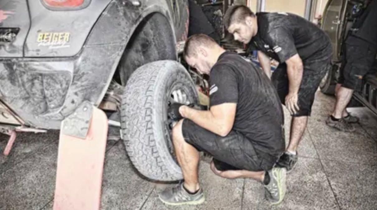 Meccanico che smonta una gomma