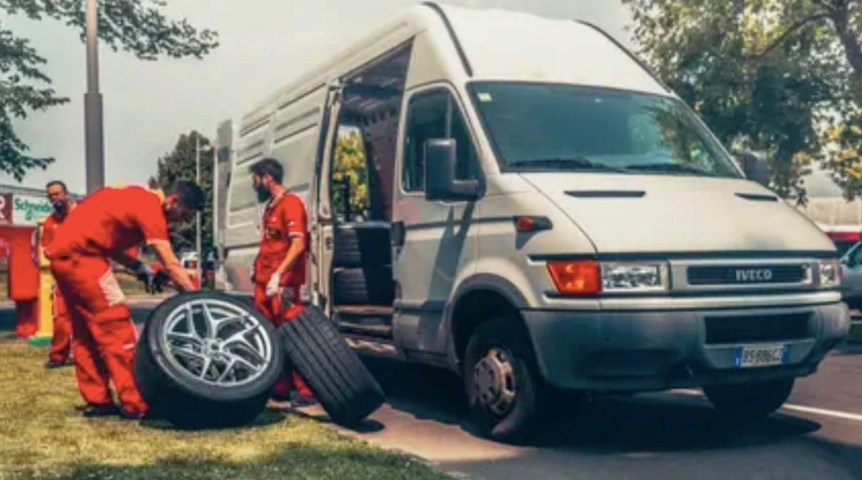 Carro attrezzi con gomma bucata