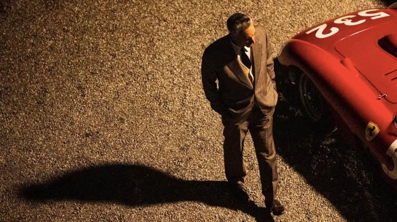 Fotogramma del film Ferrari di Michael-Mann
