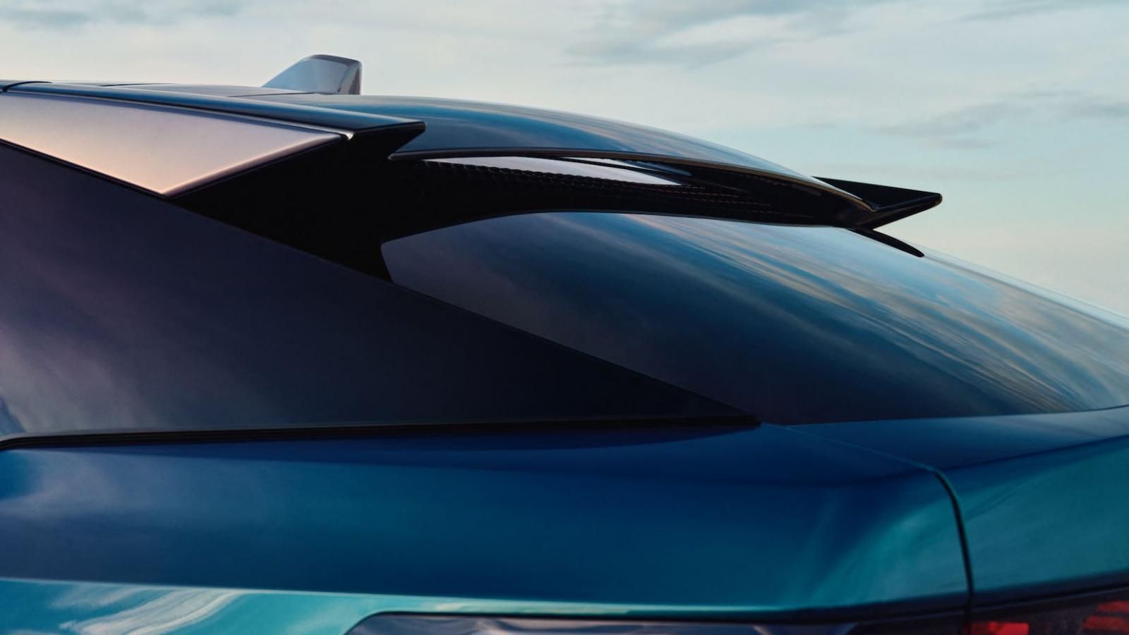 Nuova Peugeot E-3008, lo spoiler posteriore