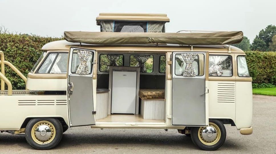 Volkswagen Bulli Type 2 camper con rimorchio e motore audi s3