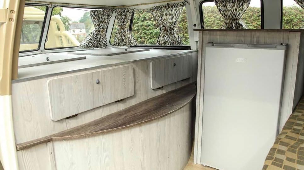 Volkswagen Bulli Type 2 camper con rimorchio e motore audi s3