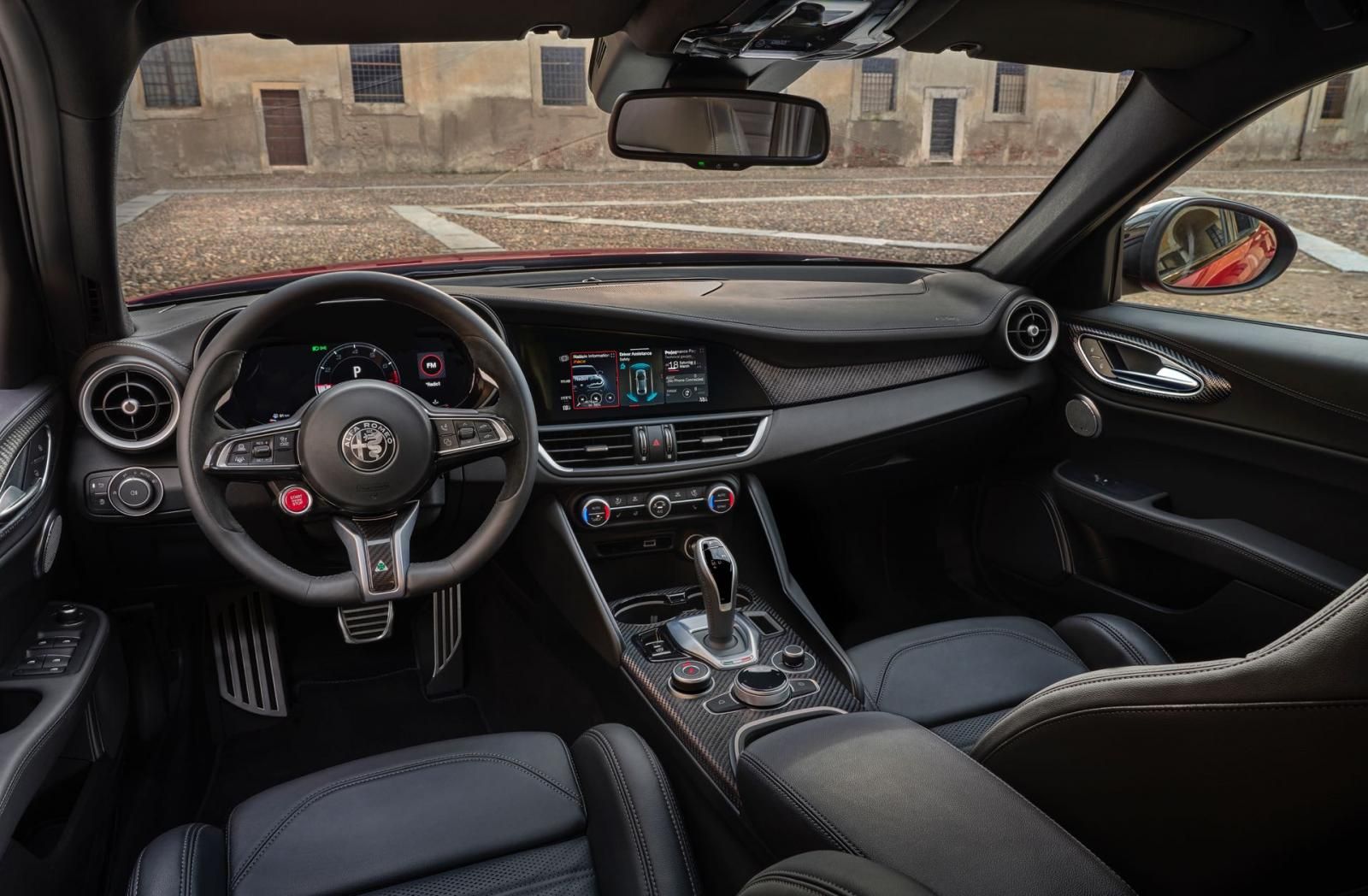 Alfa Romeo Giulia Quadrifoglio 2023 plancia