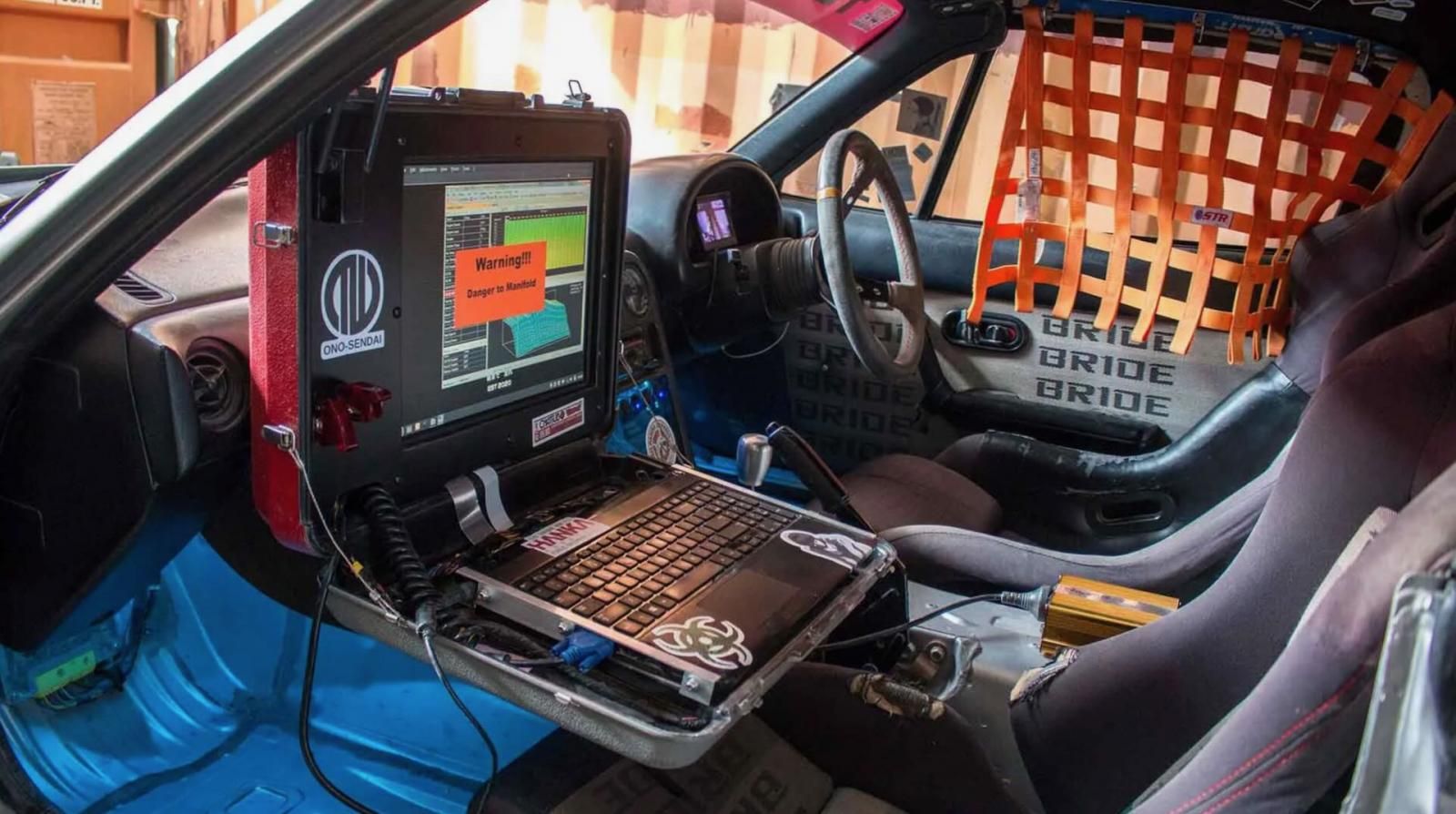 Mazda MX-5 Cyberpunk Hot Wheels Legends Tour 2023 interno