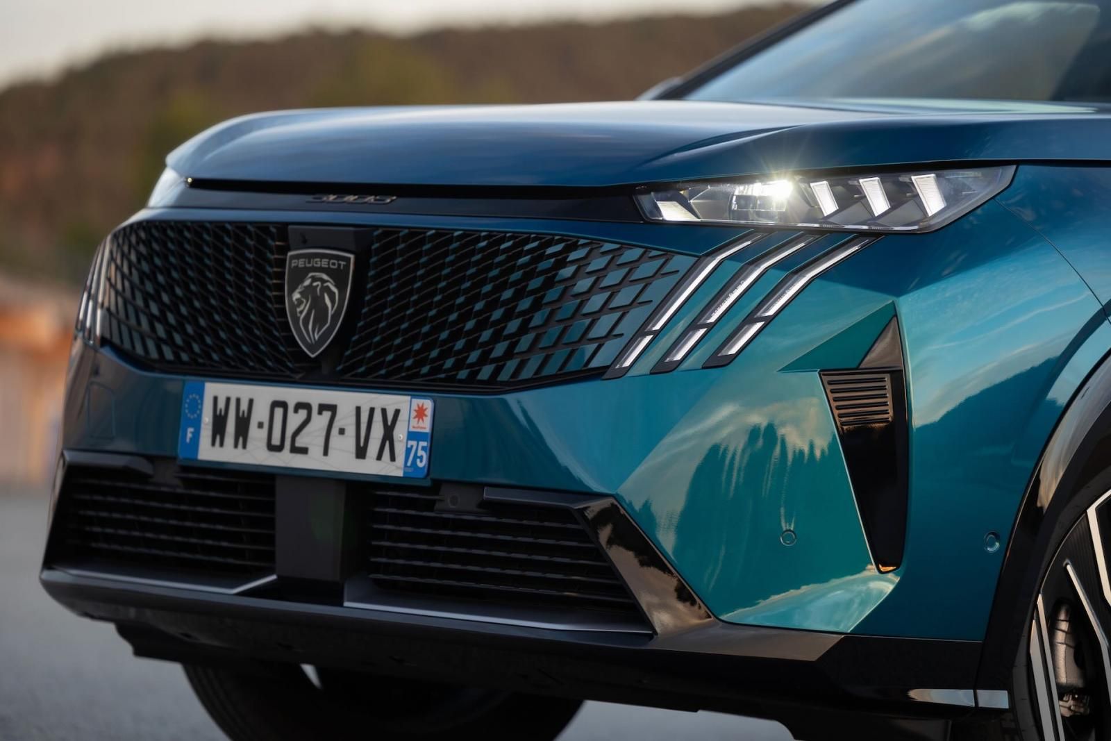 Nuova Peugeot E-3008 frontale