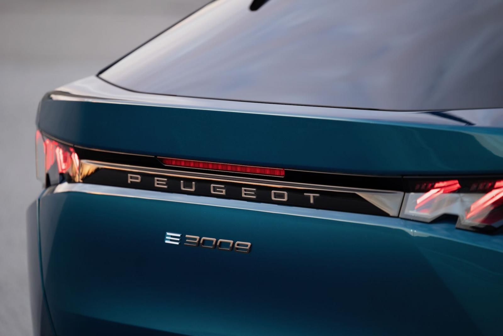 Nuova Peugeot E-3008 luci