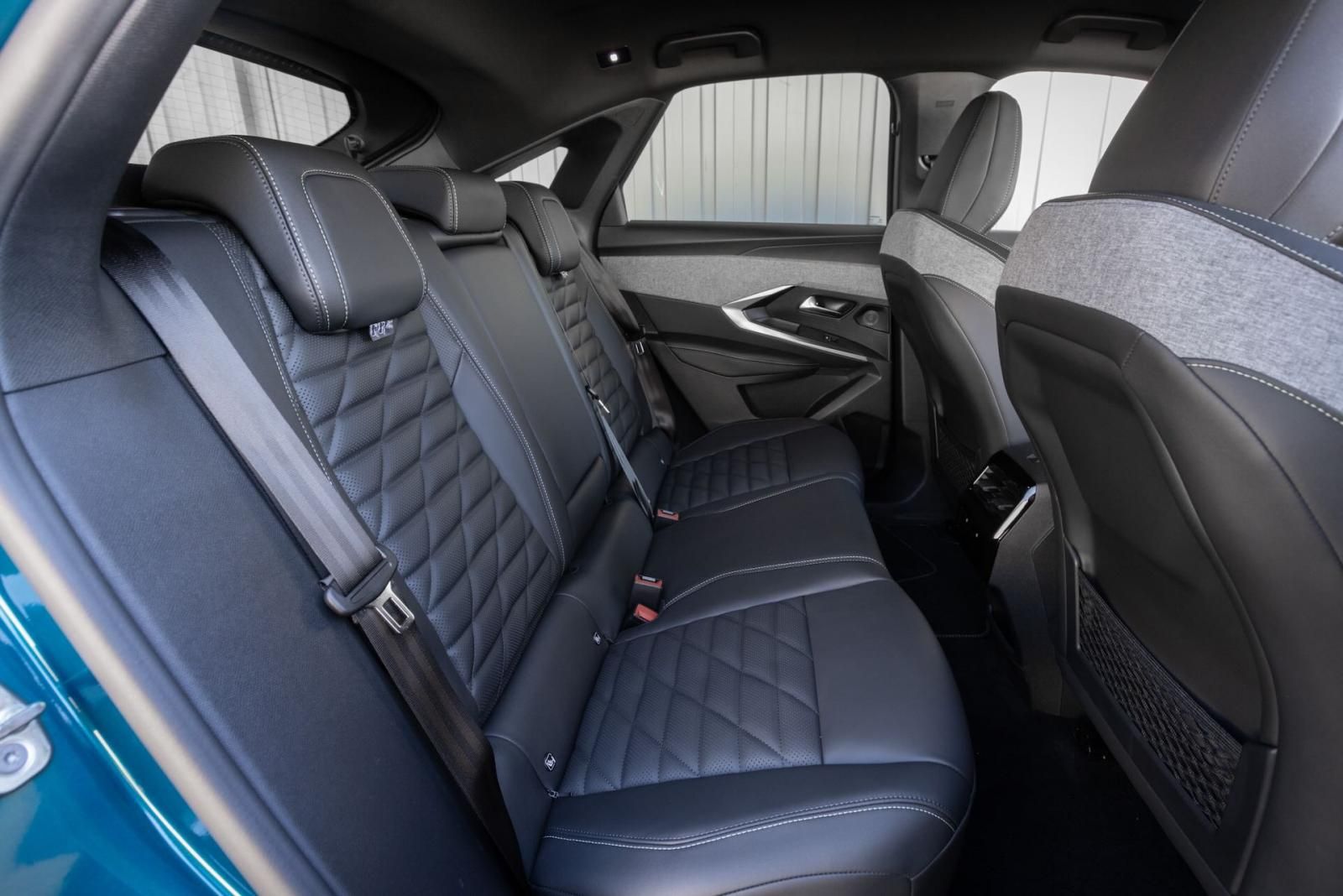 Nuova Peugeot E-3008 divano
