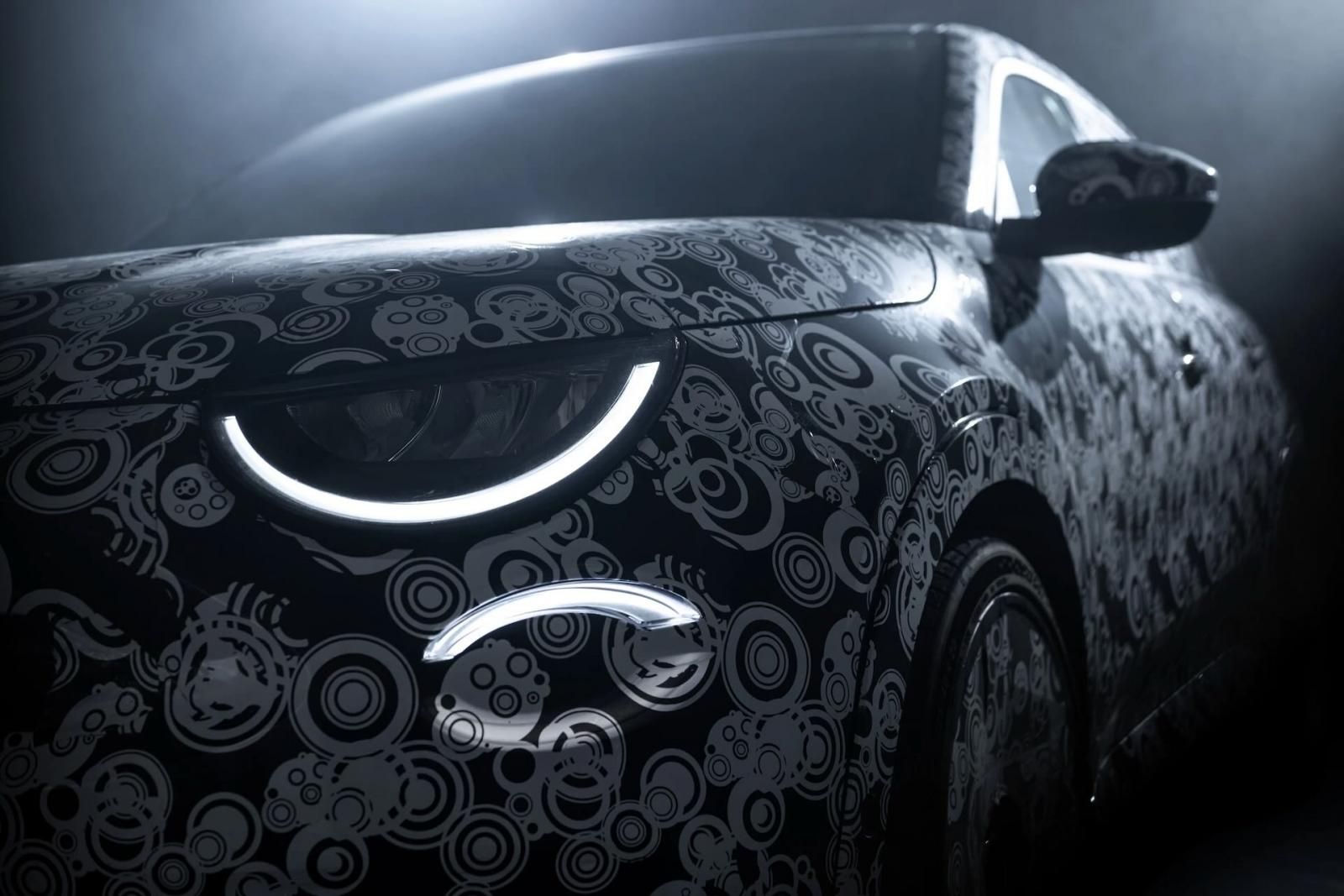 Abarth 600e camuffata faro anteriore