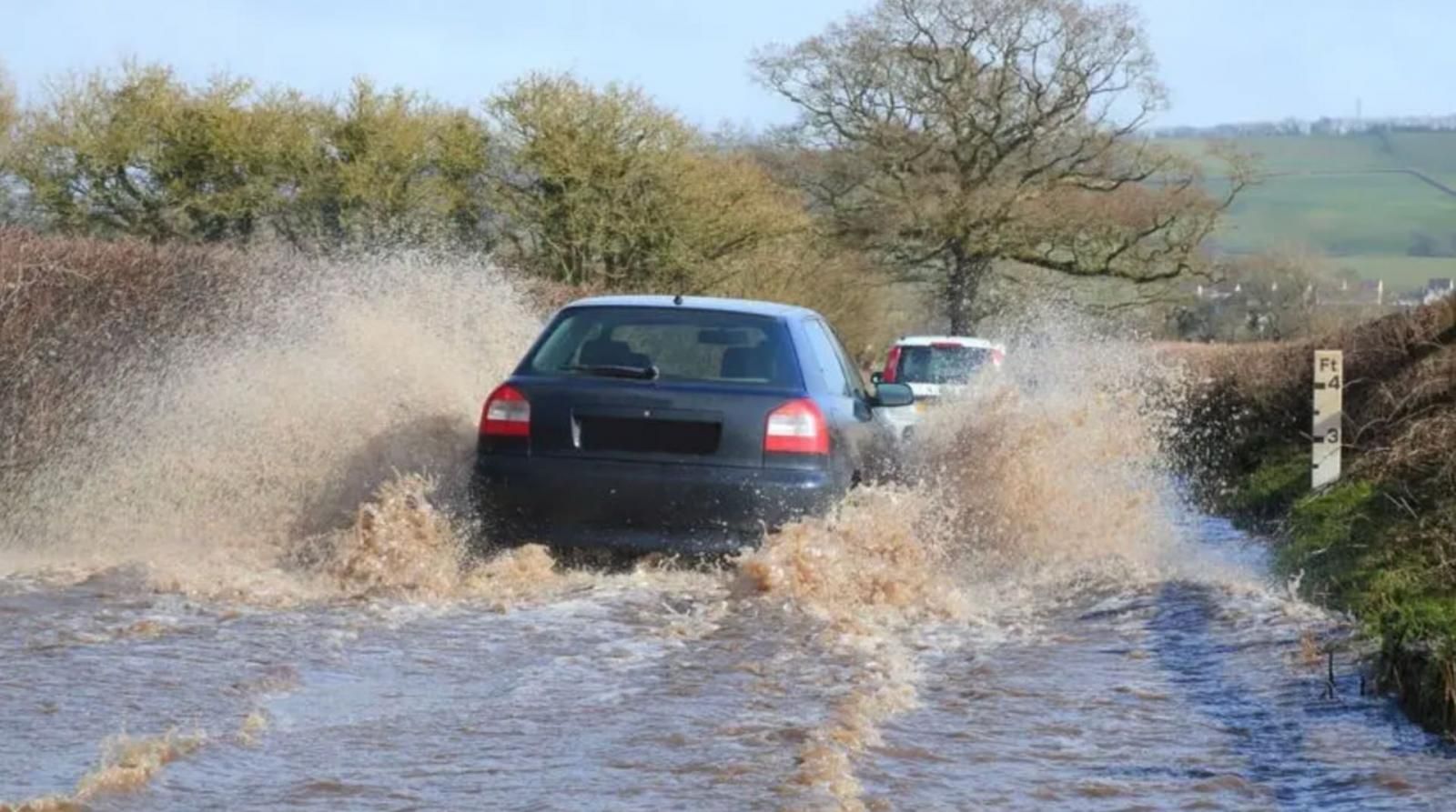 Audi A3 guada una pozza profonda