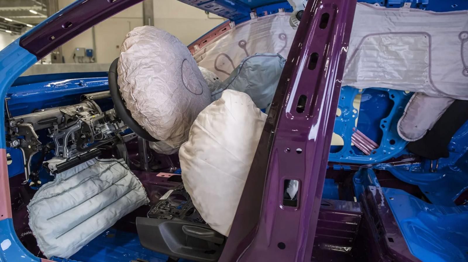 Interno auto con airbag esplosi