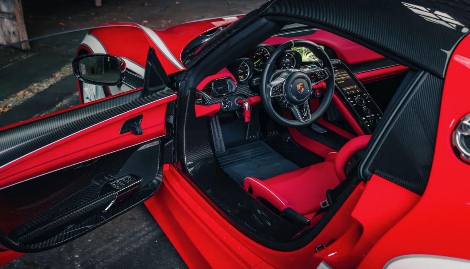 Porsche 918 Spyder posto di guida