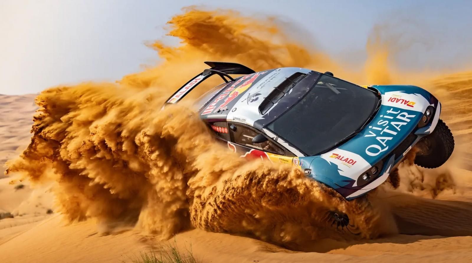 Auto che solleva sabbia al Rally Dakar