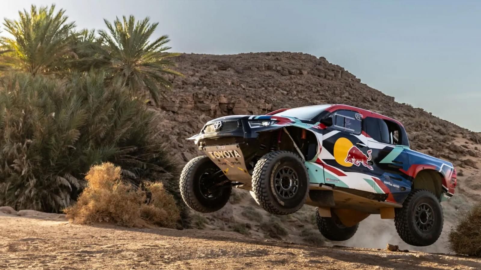 Pick-up che salta al Rally Dakar