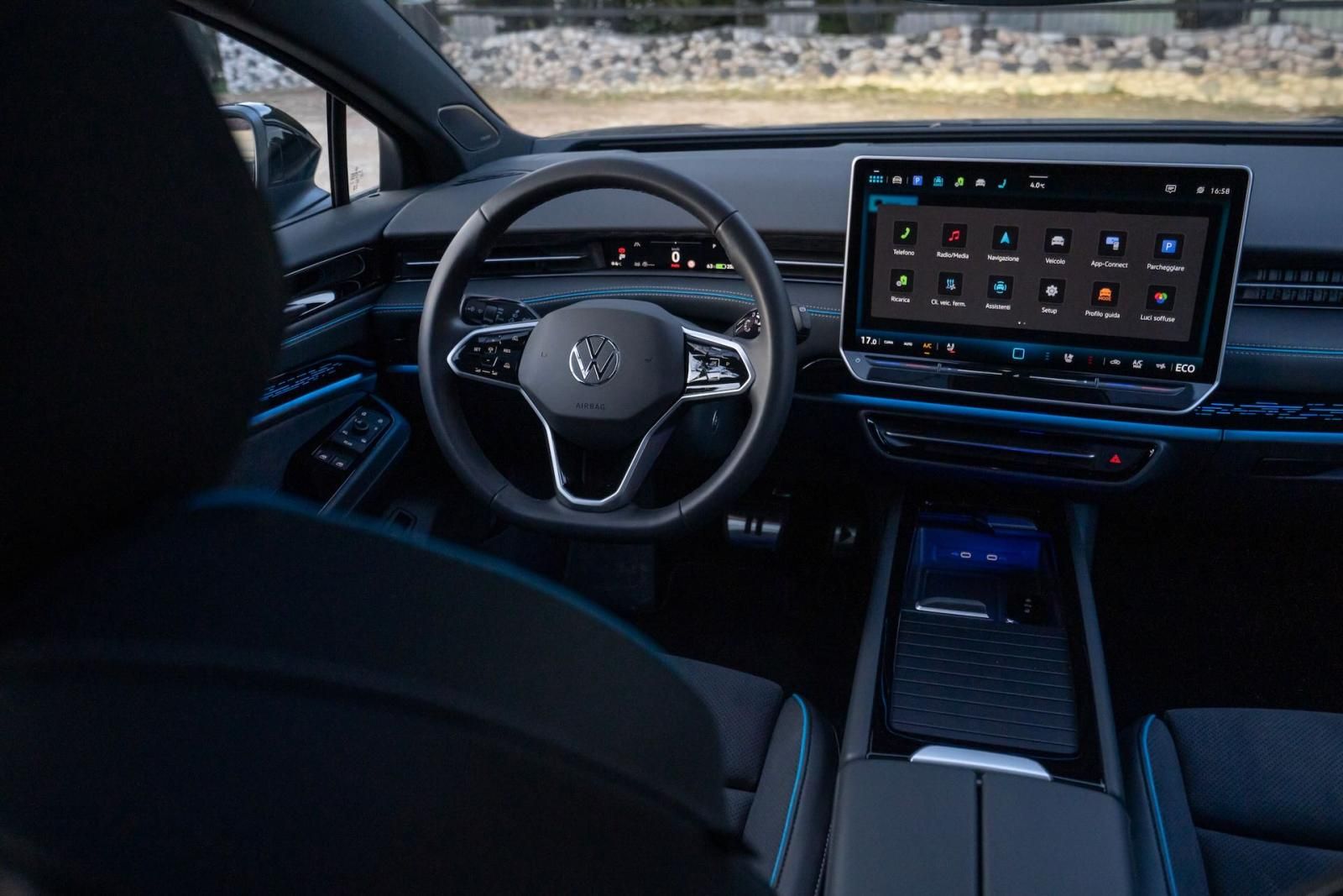 Volkswagen ID.7 blu plancia