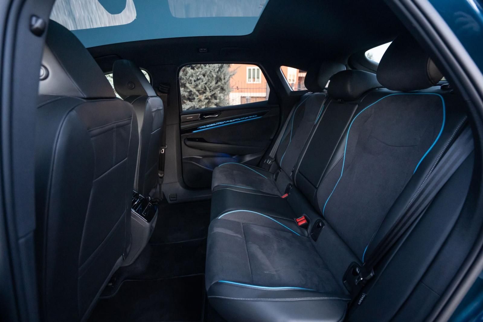 Volkswagen ID.7 blu divano e tetto panoramico