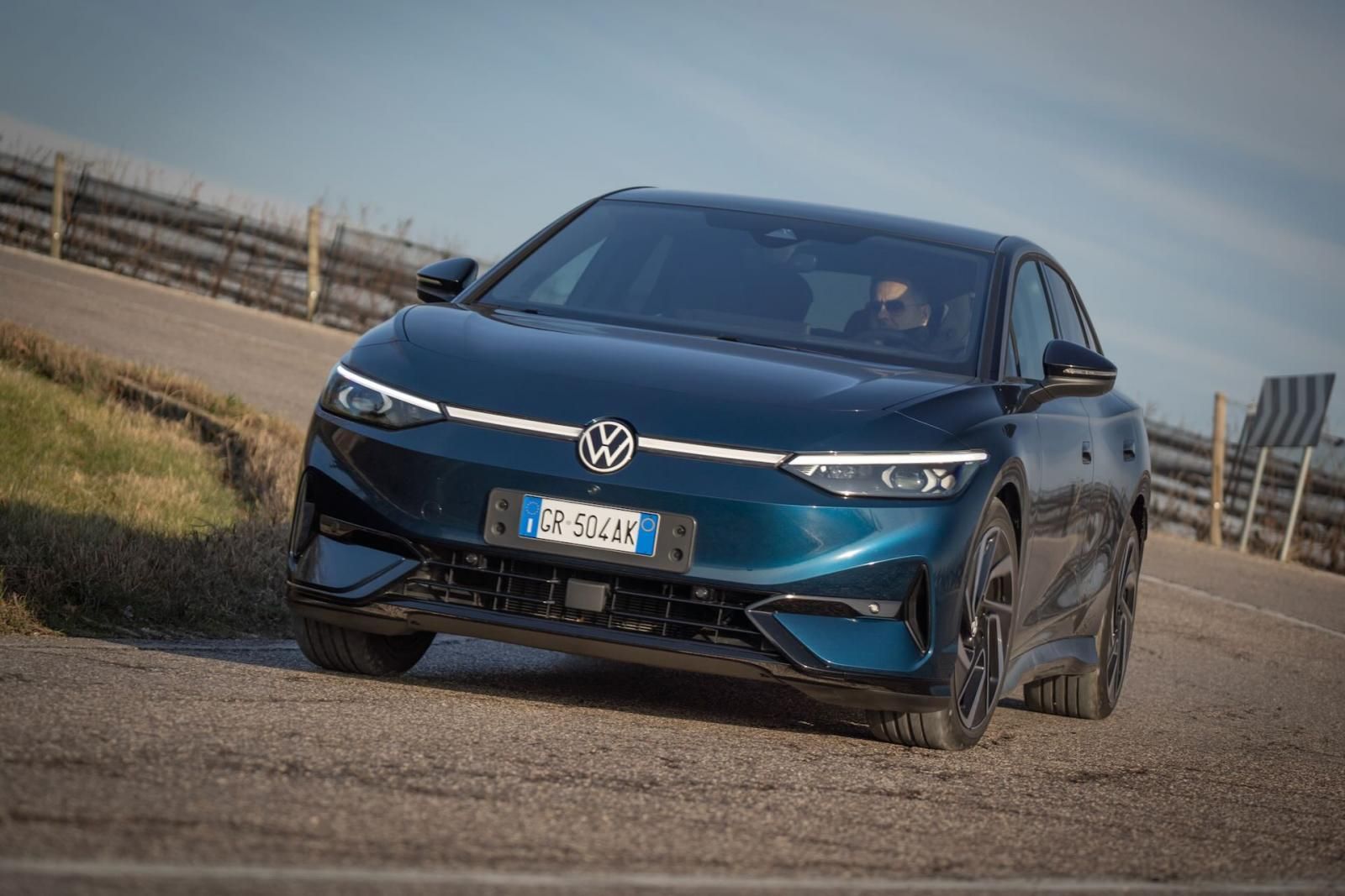 Volkswagen ID.7 blu movimento