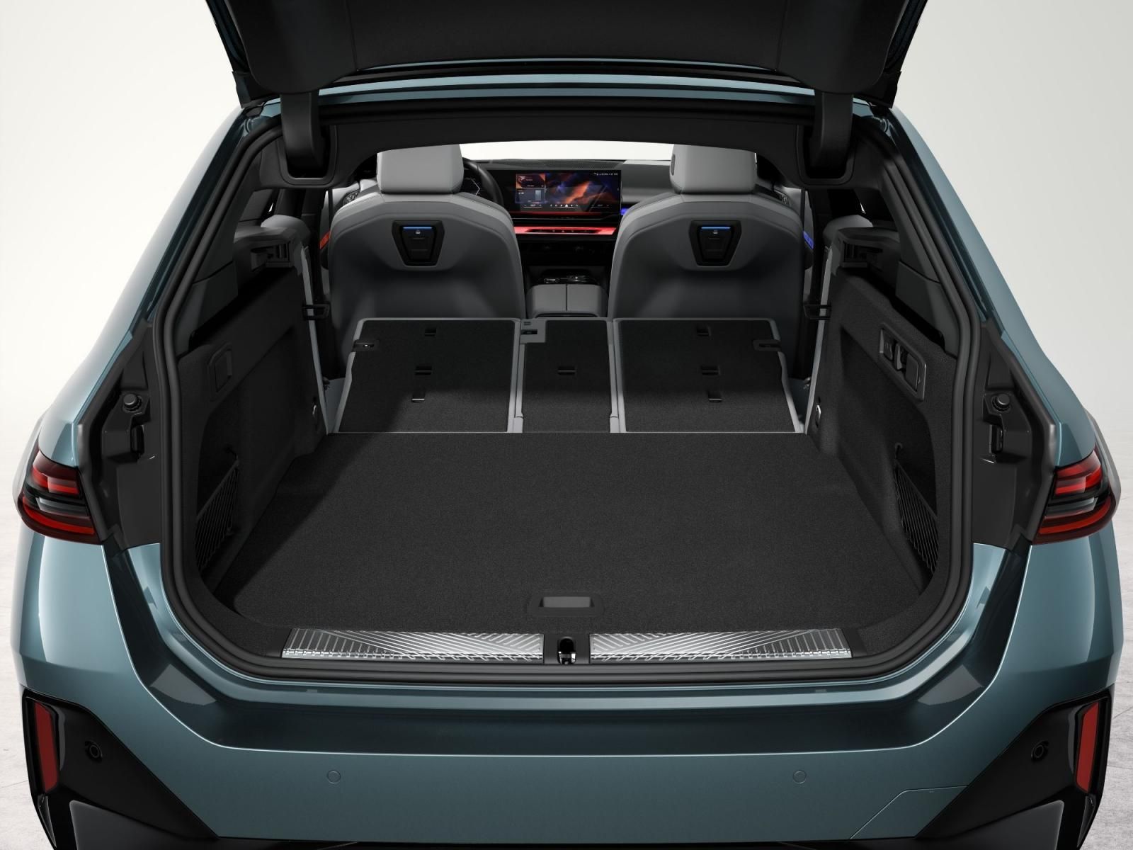 Nuova BMW Serie 5 Touring 2024, baule 1700
