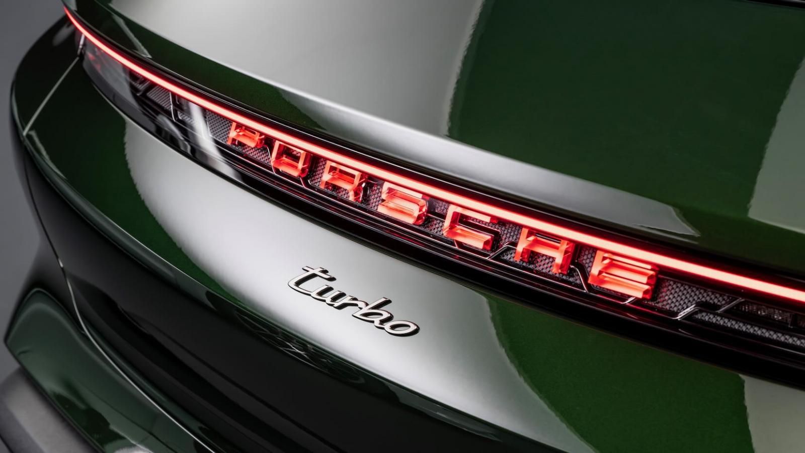 Nuova Porsche Taycan 2024, stricia luminosa 3D