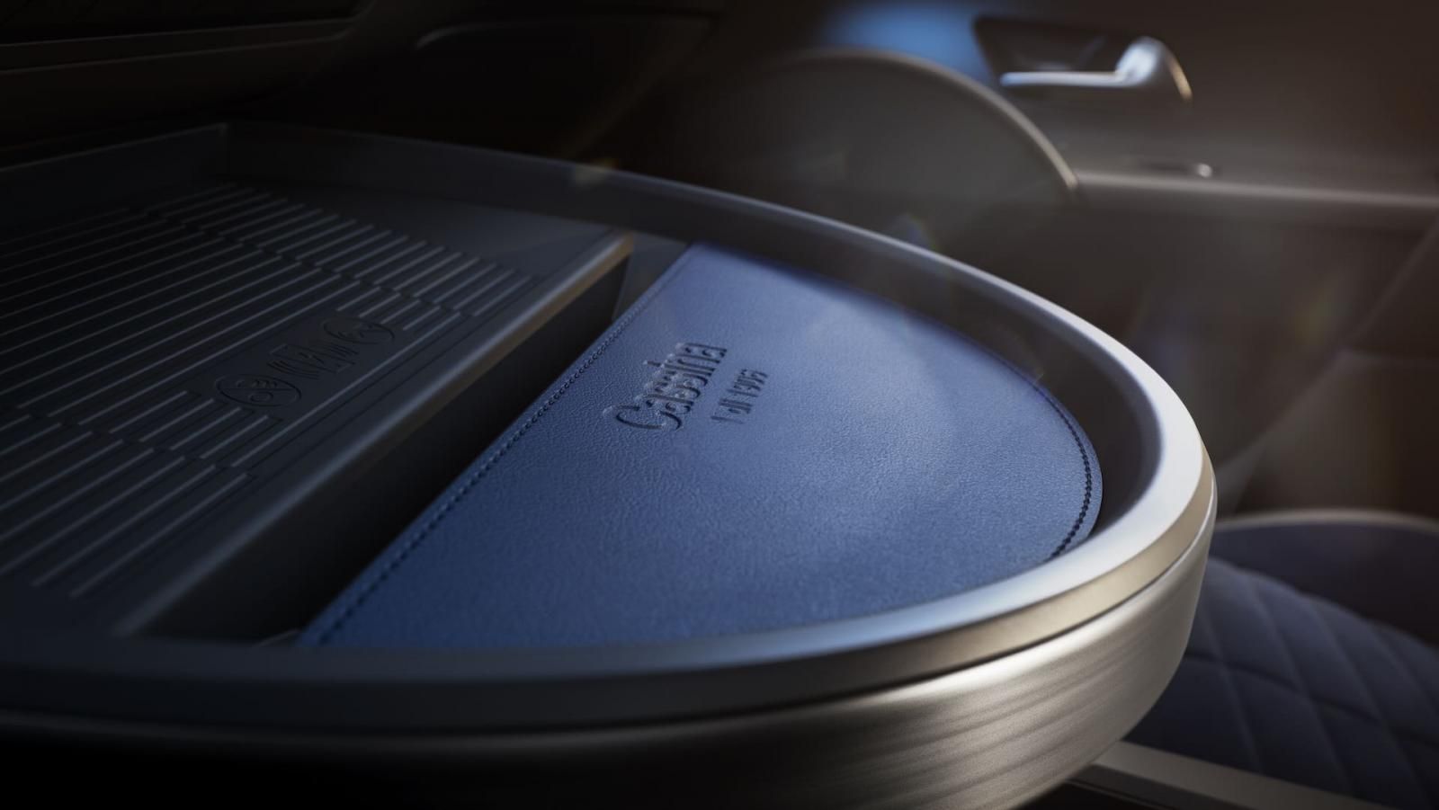 Lancia Ypsilon ibrida MHEV Edizione Limitata Cassina tavolino