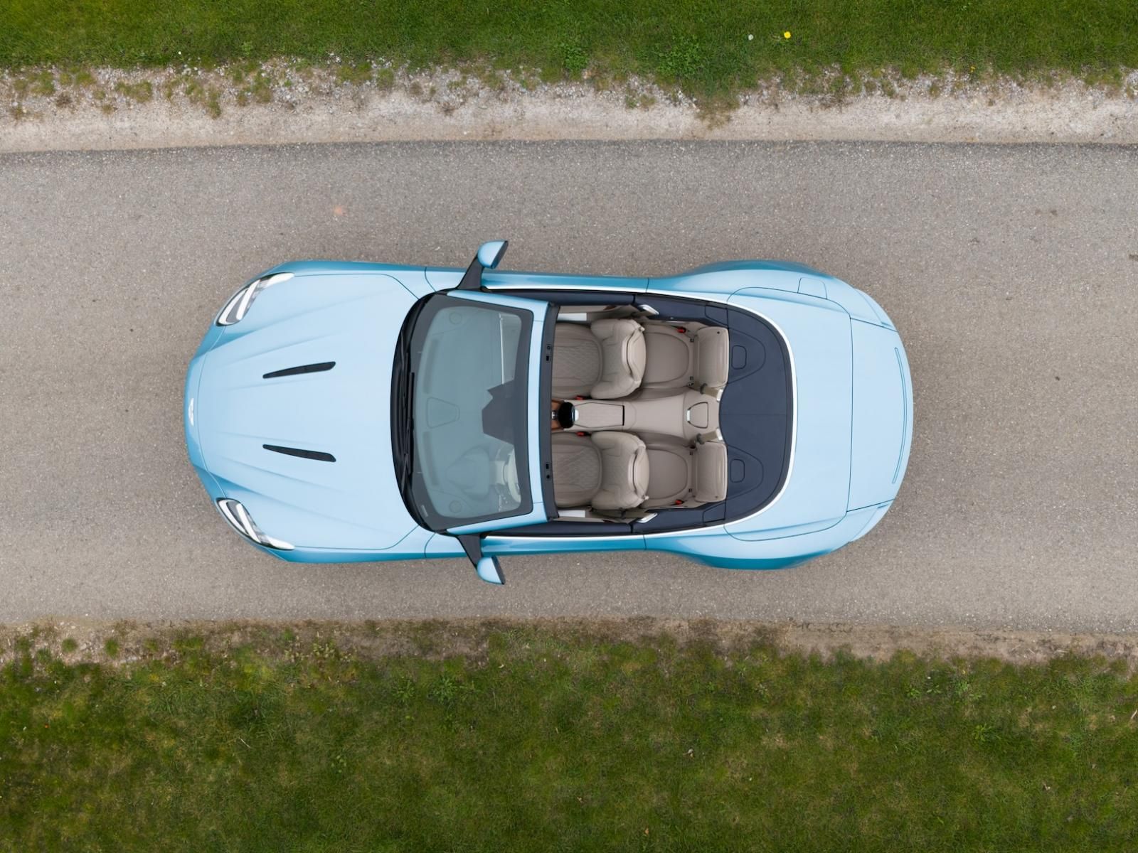 Aston Martin DB12 Volante dall'alto