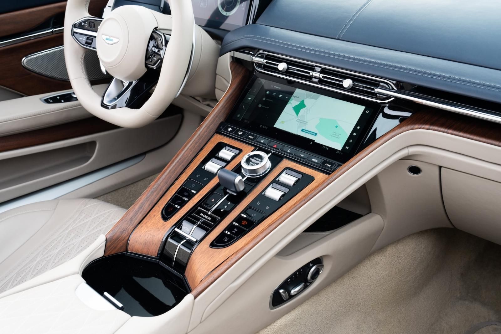 console Aston Martin DB12 Volante