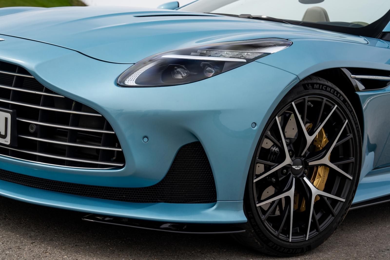 Aston Martin DB12 Volante muso