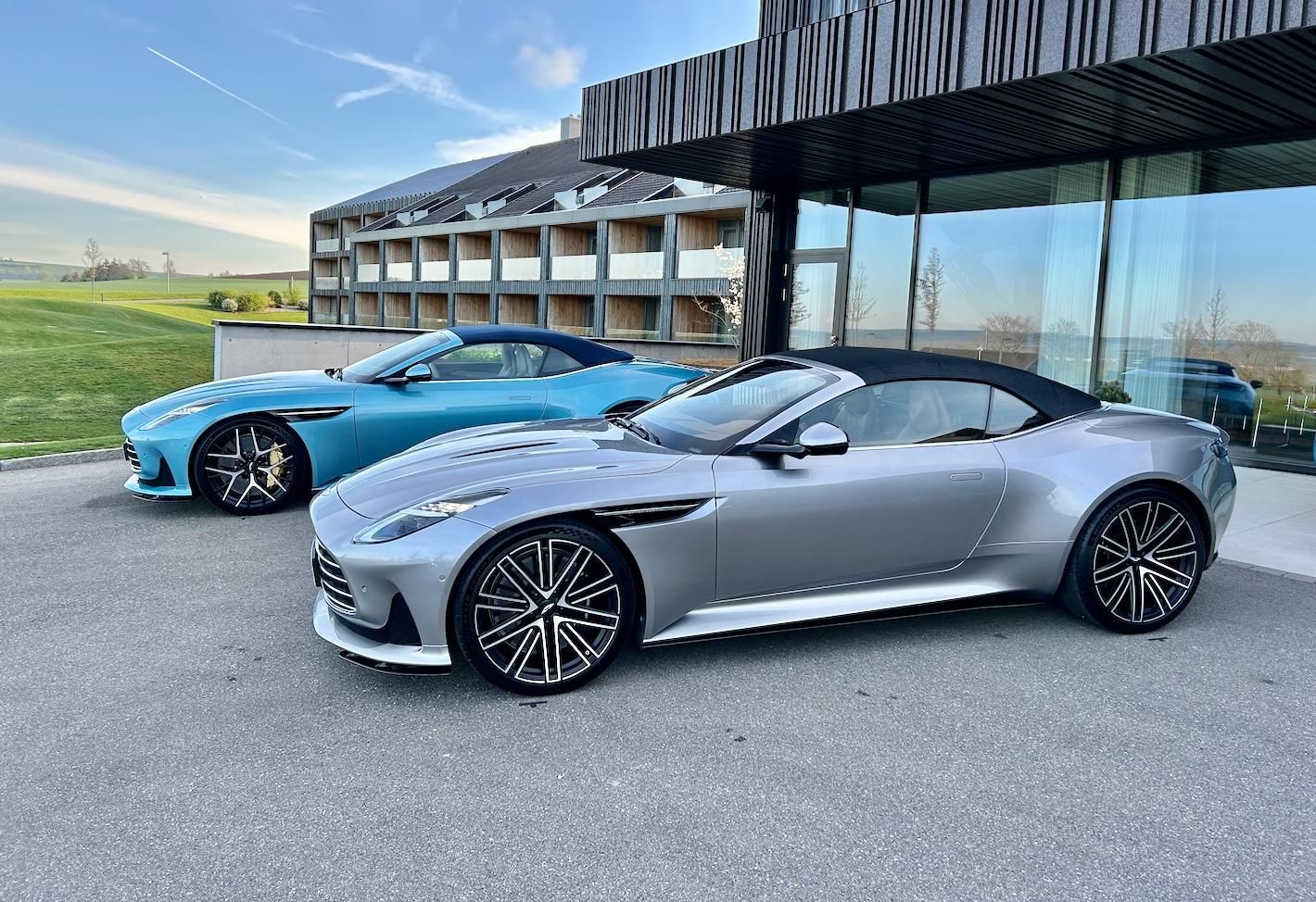 Aston Martin DB12 Volante con capote sollevata