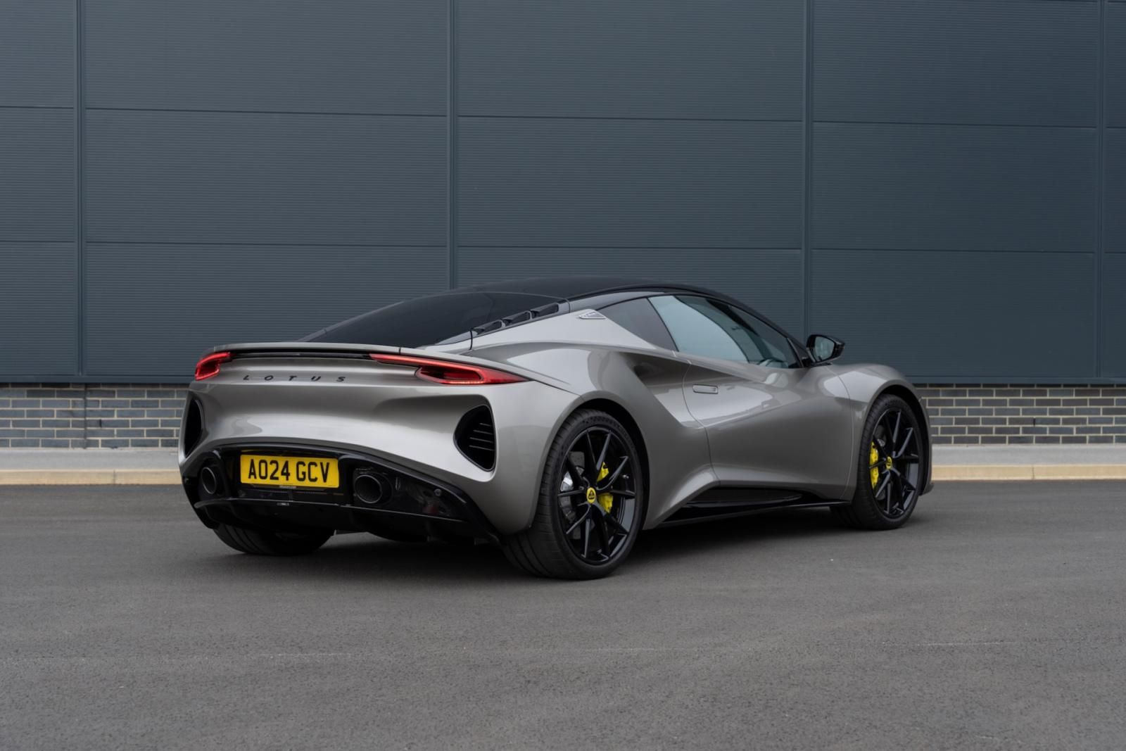 Lotus Emira 4 cilindri grigia