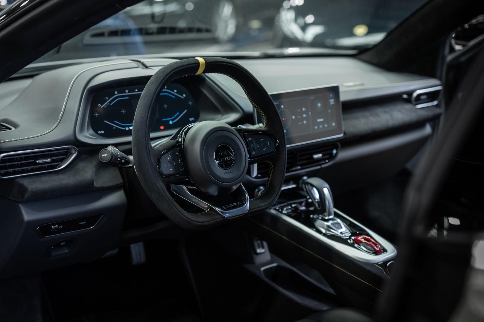 interno Lotus Emira 4 cilindri grigia